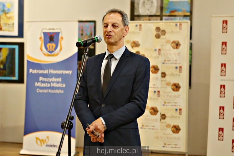 Miejskie miodobranie na dachu Domu Kultury SCK