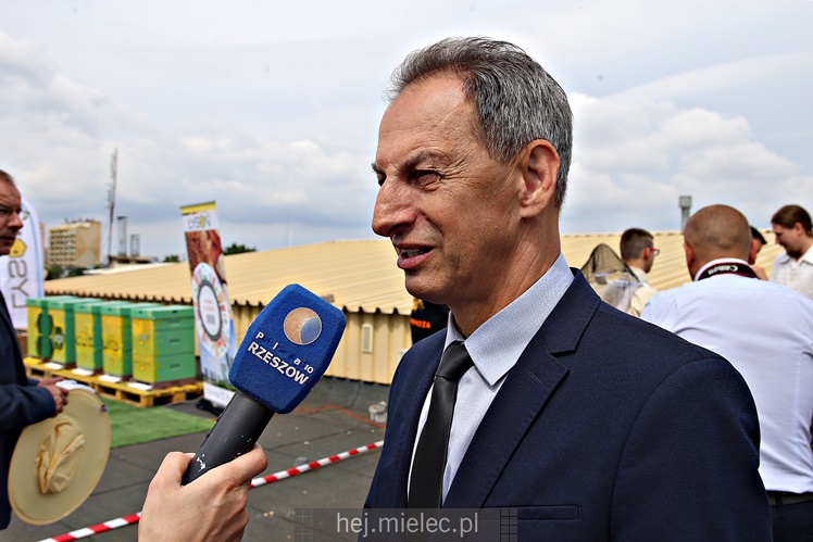 Miejskie miodobranie na dachu Domu Kultury SCK