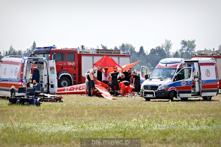 Szybowiec rozbił się na lotnisku! Pilot trafił do szpitala