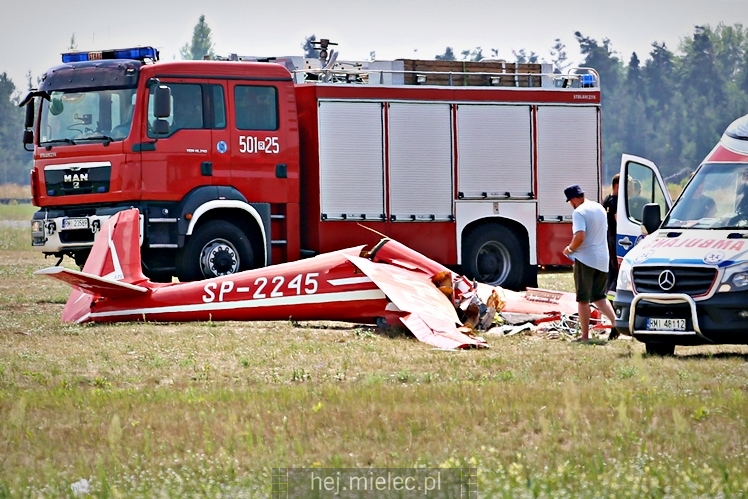 Szybowiec rozbił się na lotnisku! Pilot trafił do szpitala