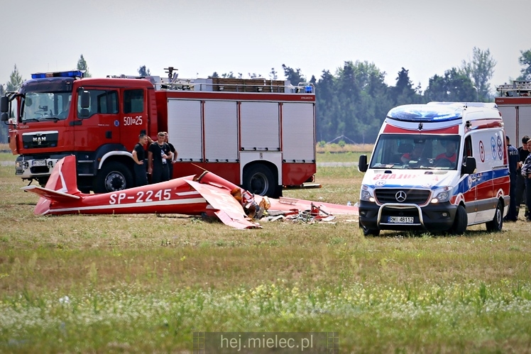 Szybowiec rozbił się na lotnisku! Pilot trafił do szpitala
