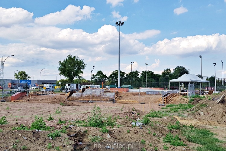 Postępują prace przy budowie skateparku i boisk piłkarskich
