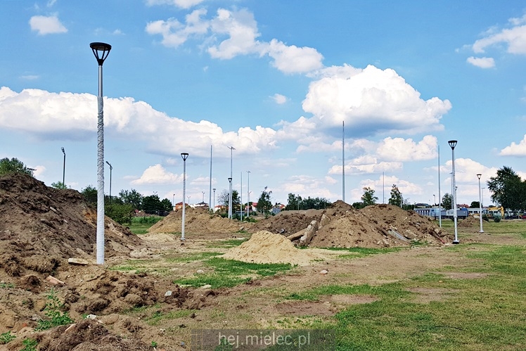 Postępują prace przy budowie skateparku i boisk piłkarskich