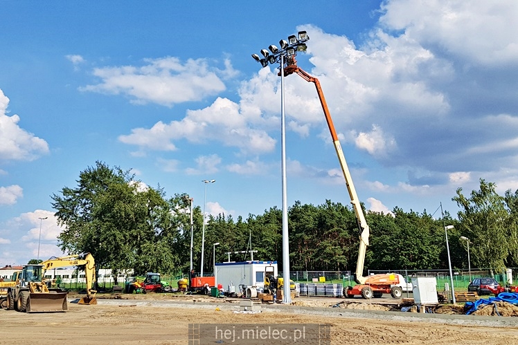 Postępują prace przy budowie skateparku i boisk piłkarskich