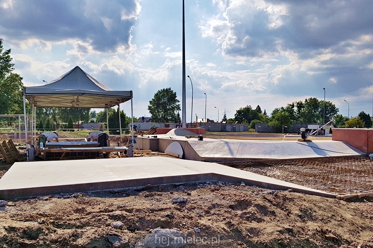 Postępują prace przy budowie skateparku i boisk piłkarskich