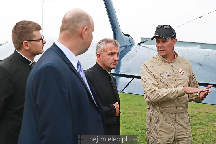 Poświęcenie odnowionych samolotów An-2 w Aeroklubie Mieleckim