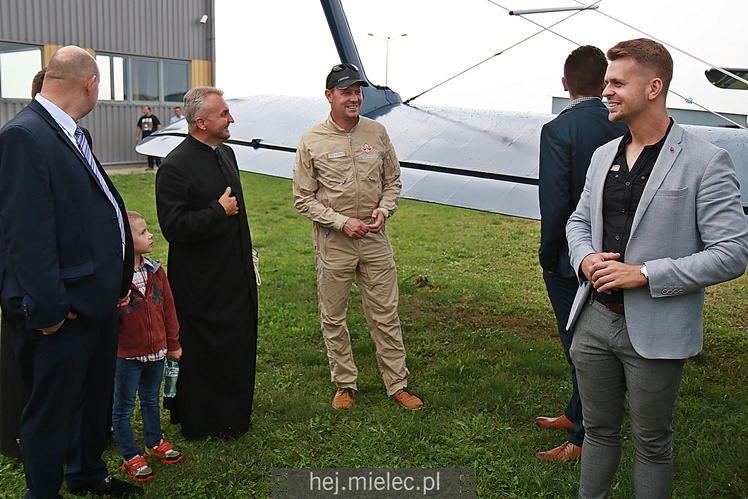 Poświęcenie odnowionych samolotów An-2 w Aeroklubie Mieleckim
