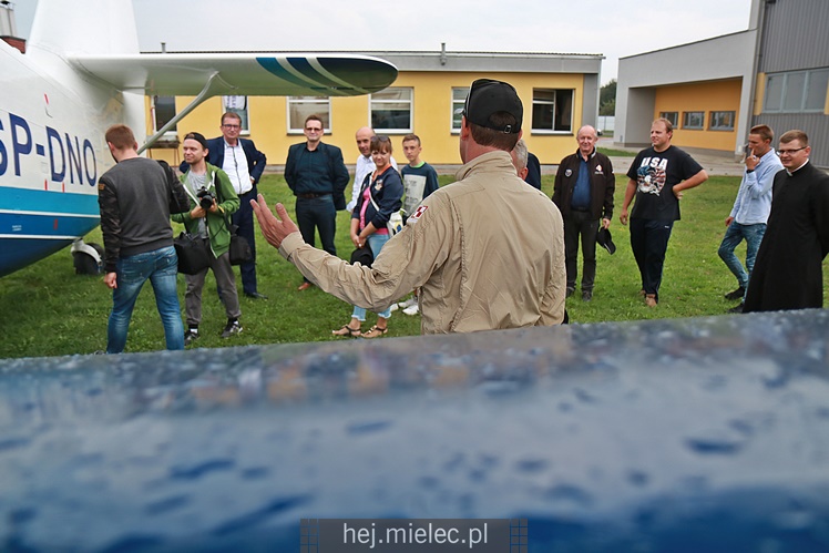 Poświęcenie odnowionych samolotów An-2 w Aeroklubie Mieleckim