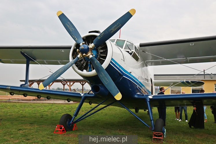 Poświęcenie odnowionych samolotów An-2 w Aeroklubie Mieleckim