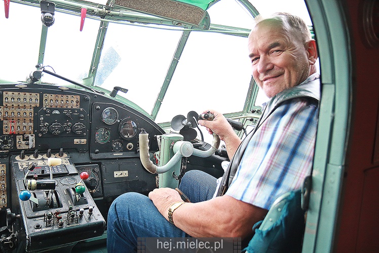 Poświęcenie odnowionych samolotów An-2 w Aeroklubie Mieleckim