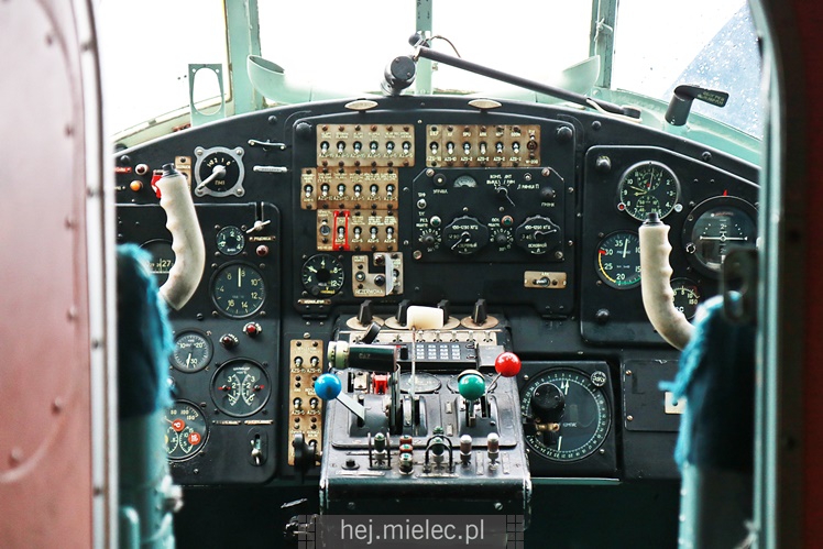 Poświęcenie odnowionych samolotów An-2 w Aeroklubie Mieleckim