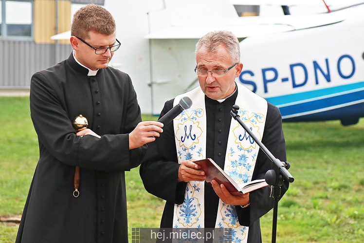 Poświęcenie odnowionych samolotów An-2 w Aeroklubie Mieleckim