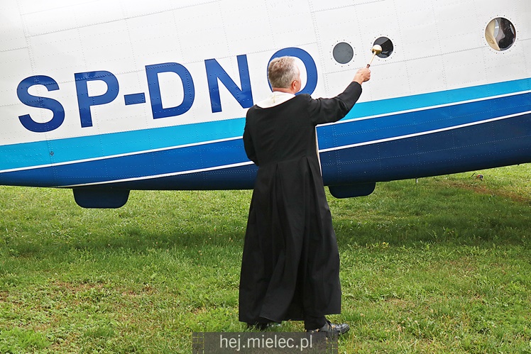 Poświęcenie odnowionych samolotów An-2 w Aeroklubie Mieleckim