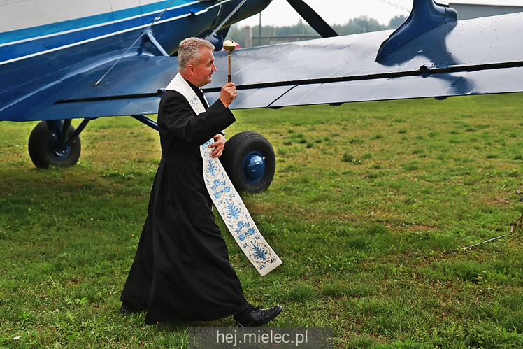 Poświęcenie odnowionych samolotów An-2 w Aeroklubie Mieleckim