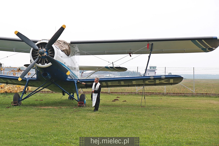Poświęcenie odnowionych samolotów An-2 w Aeroklubie Mieleckim
