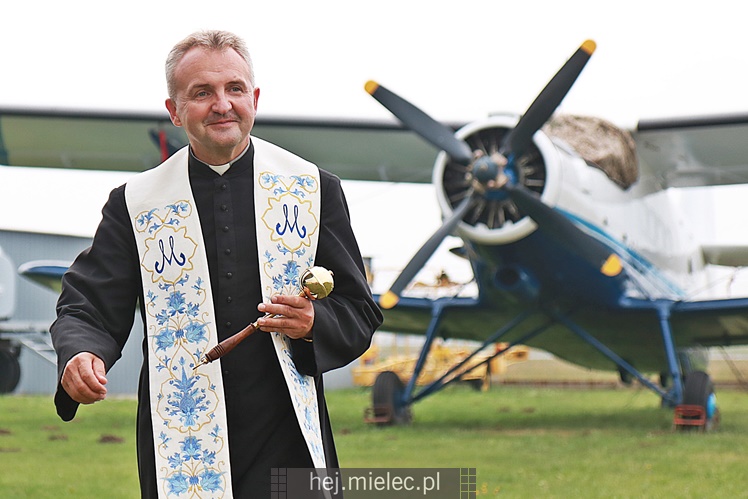 Poświęcenie odnowionych samolotów An-2 w Aeroklubie Mieleckim
