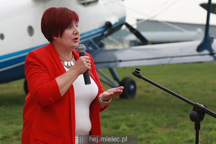 Poświęcenie odnowionych samolotów An-2 w Aeroklubie Mieleckim