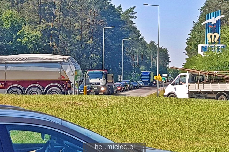 Ciężarówka zgubiła odpady na obwodnicy