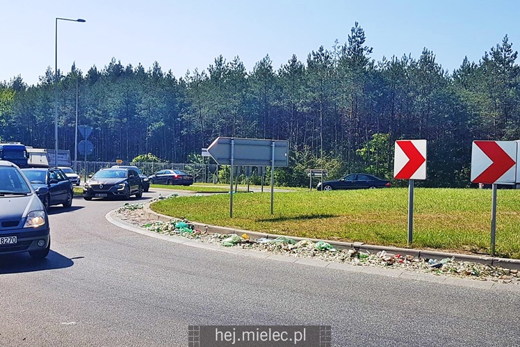 Ciężarówka zgubiła odpady na obwodnicy