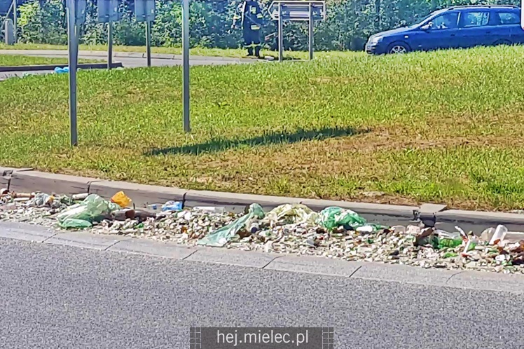 Ciężarówka zgubiła odpady na obwodnicy