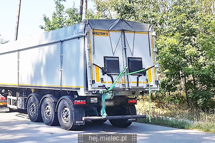 Ciężarówka zgubiła odpady na obwodnicy
