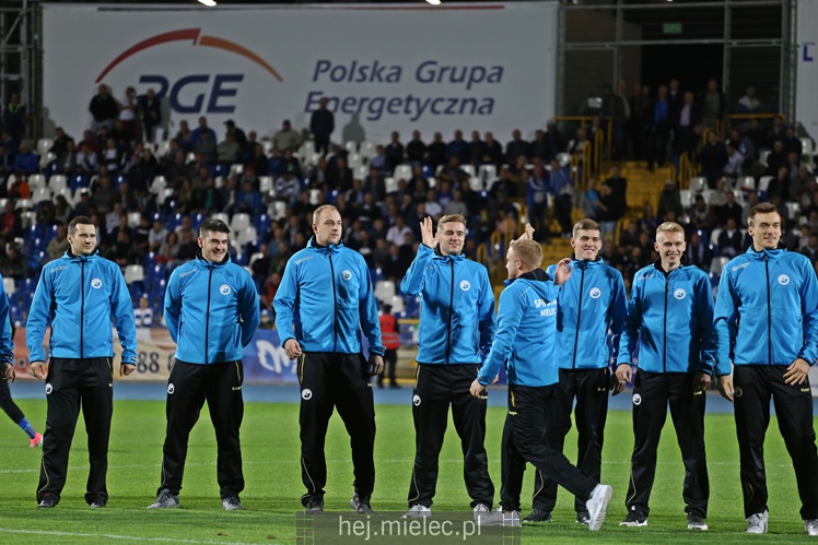 Prezentacja SPR Stal Mielec podczas meczu piłkarskiego
