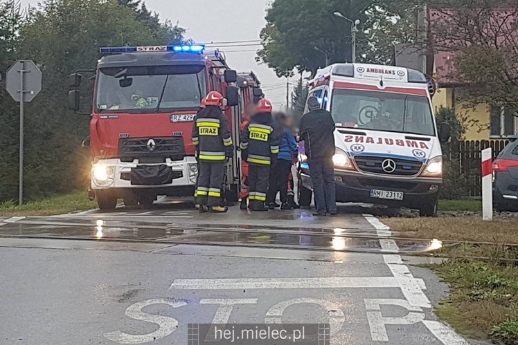 Kolizja osobówki i lokomotywy w Chorzelowie