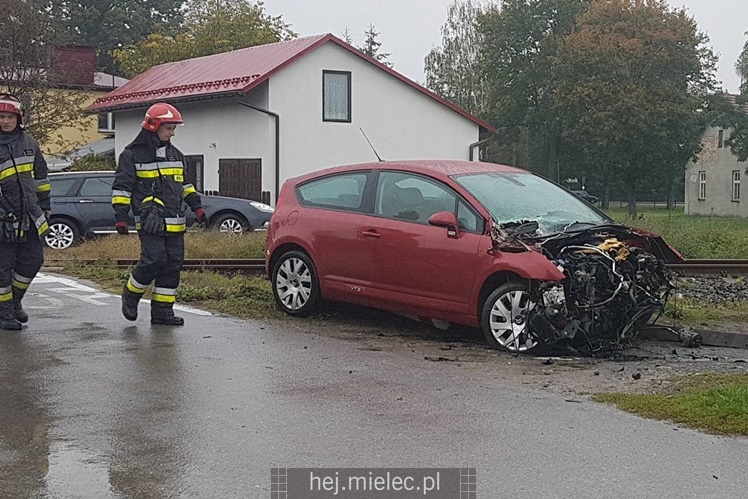 Kolizja osobówki i lokomotywy w Chorzelowie