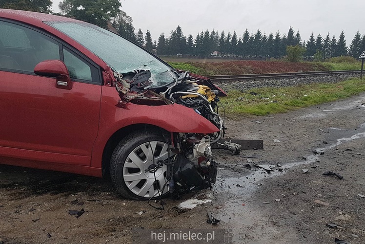 Kolizja osobówki i lokomotywy w Chorzelowie