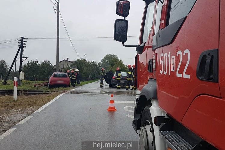 Kolizja osobówki i lokomotywy w Chorzelowie