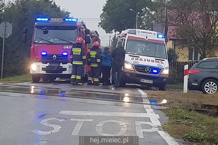 Kolizja osobówki i lokomotywy w Chorzelowie