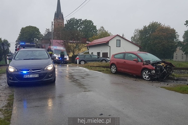Kolizja osobówki i lokomotywy w Chorzelowie