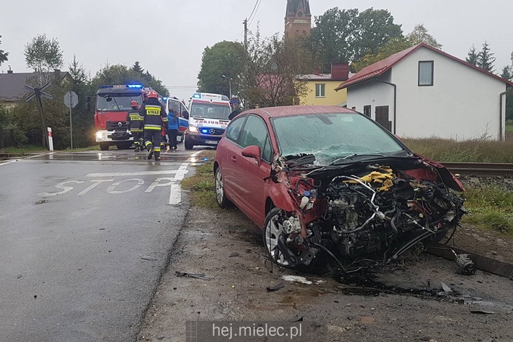 Kolizja osobówki i lokomotywy w Chorzelowie