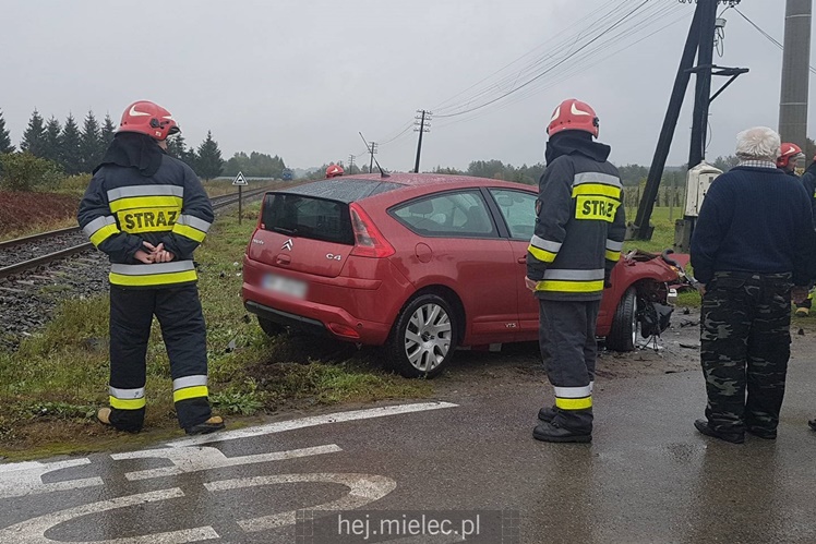 Kolizja osobówki i lokomotywy w Chorzelowie