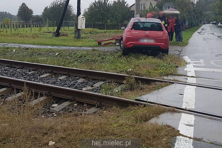 Kolizja osobówki i lokomotywy w Chorzelowie