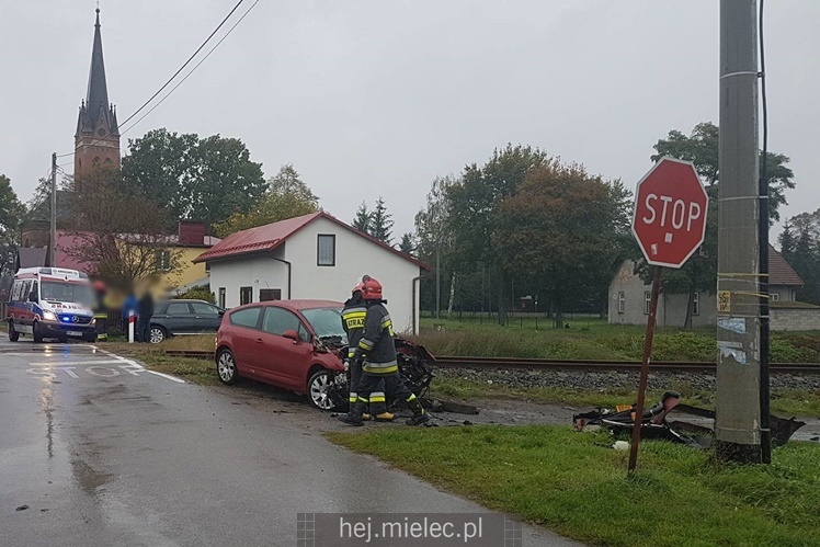 Kolizja osobówki i lokomotywy w Chorzelowie