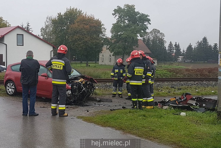 Kolizja osobówki i lokomotywy w Chorzelowie