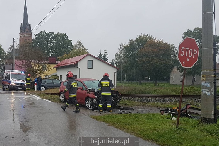 Kolizja osobówki i lokomotywy w Chorzelowie