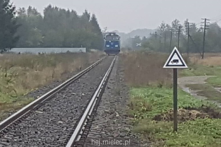 Kolizja osobówki i lokomotywy w Chorzelowie