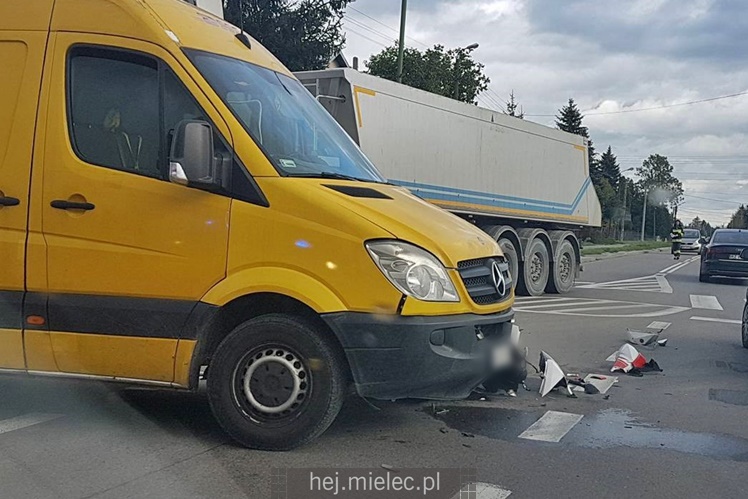 Motocyklista uderzył w dostawczaka na Wojsławskiej
