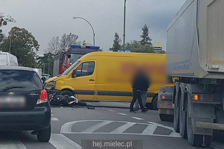 Motocyklista uderzył w dostawczaka na Wojsławskiej