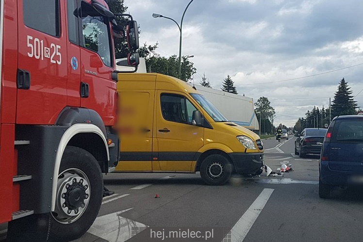 Motocyklista uderzył w dostawczaka na Wojsławskiej