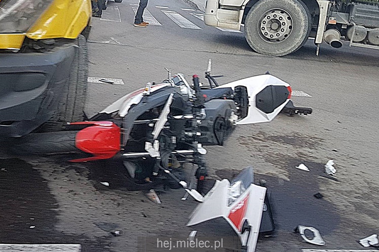 Motocyklista uderzył w dostawczaka na Wojsławskiej