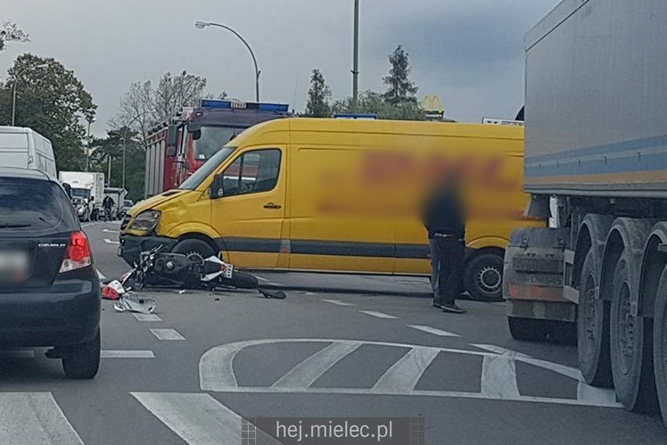 Motocyklista uderzył w dostawczaka na Wojsławskiej