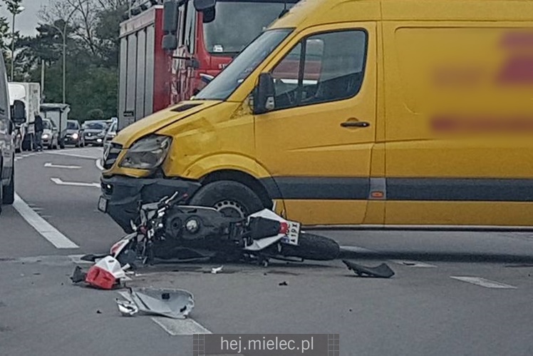 Motocyklista uderzył w dostawczaka na Wojsławskiej