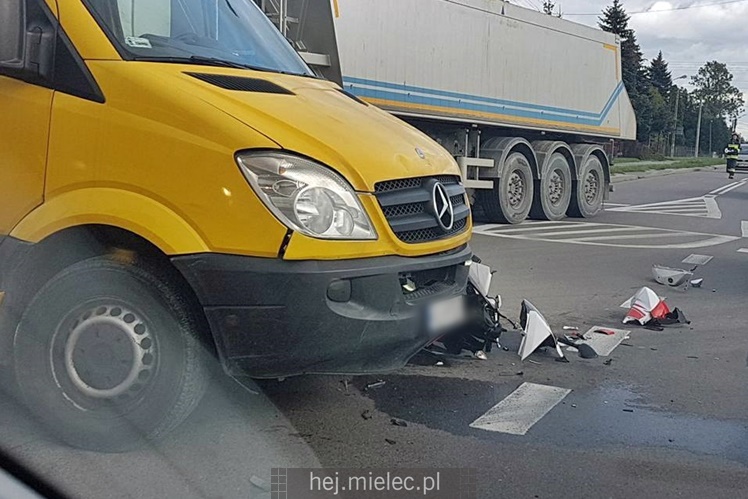 Motocyklista uderzył w dostawczaka na Wojsławskiej