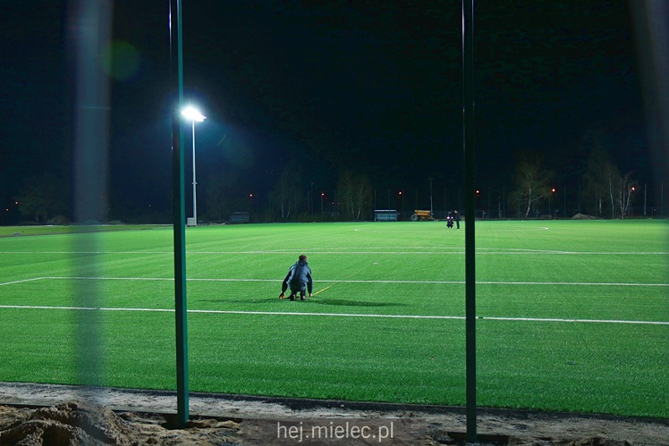Test oświetlenia i pomiary boisk na błoniach