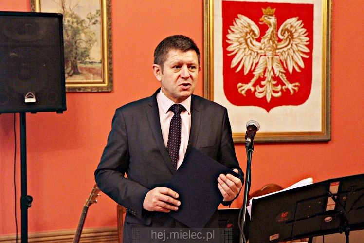 Powiat uhonorował 12 nauczycieli z okazji Dnia Edukacji Narodowej