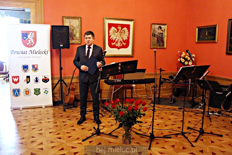 Powiat uhonorował 12 nauczycieli z okazji Dnia Edukacji Narodowej