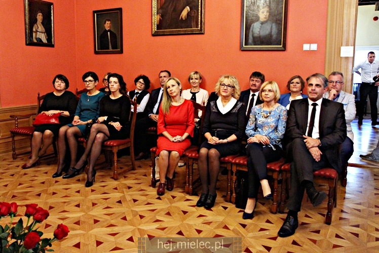 Powiat uhonorował 12 nauczycieli z okazji Dnia Edukacji Narodowej